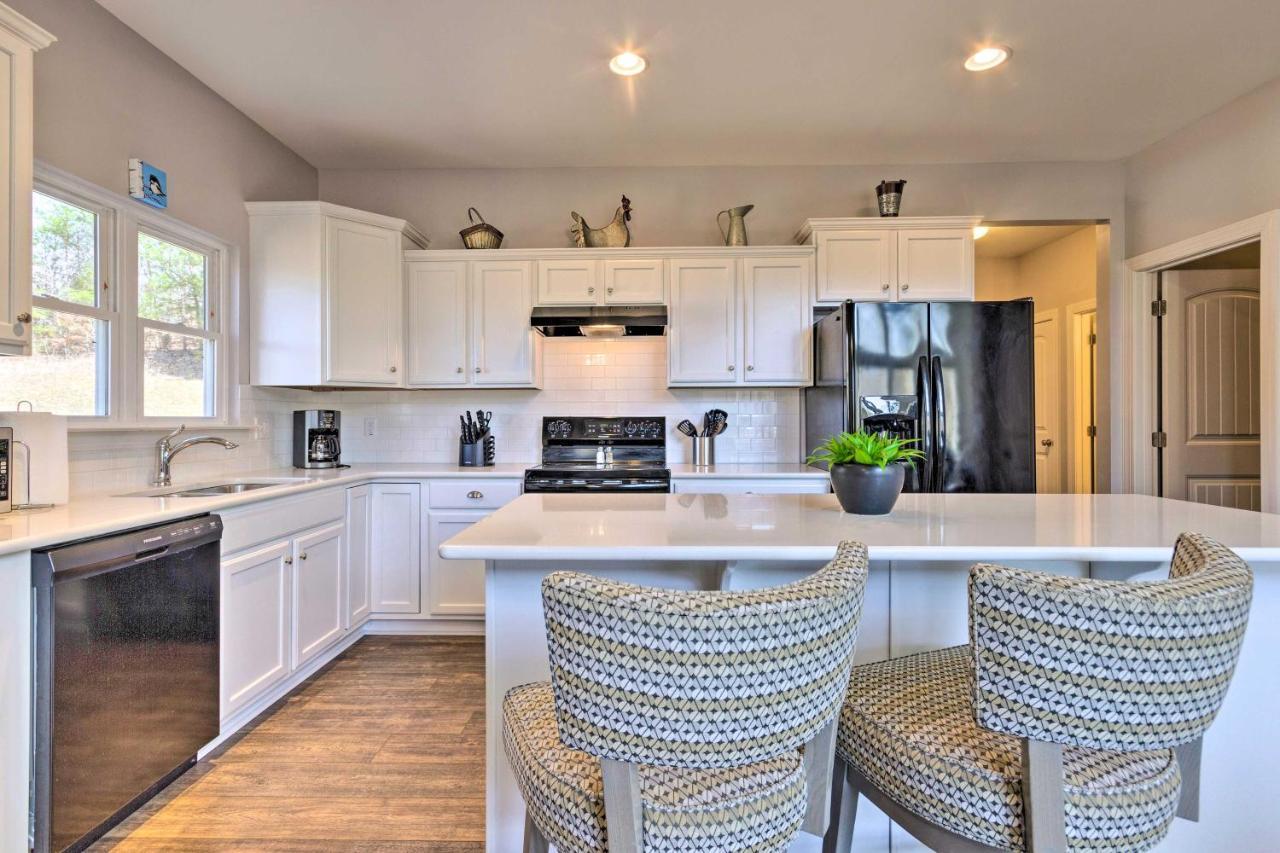 Family With Views About 5 Mi To Downtown Asheville! Holiday home
