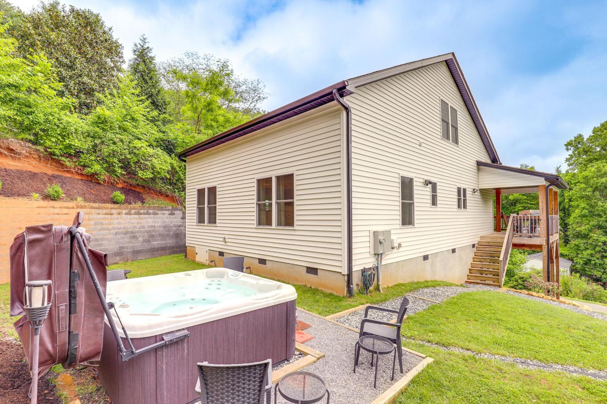 Family With Views About 5 Mi To Downtown Asheville! Holiday home *